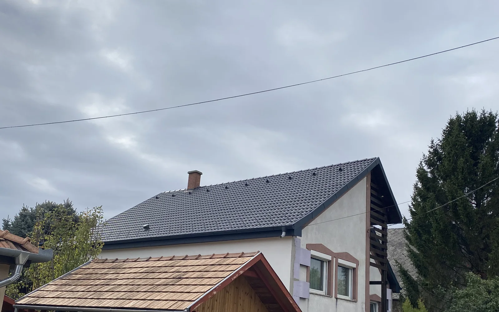 Dachsanierung mit markantem Eingangs-Vordach