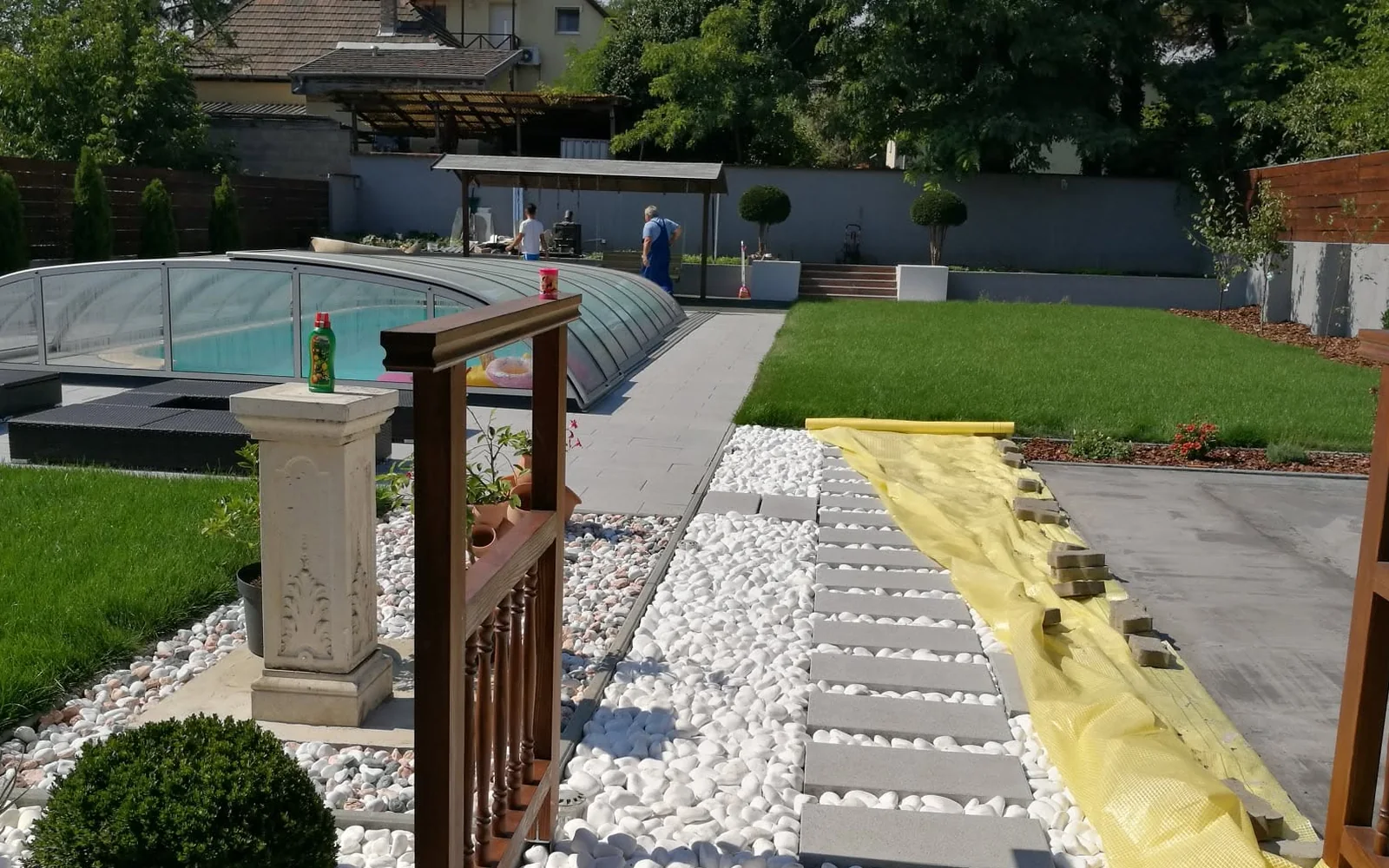 Gesamtgarten mit Pool, Terrasse und Pergola