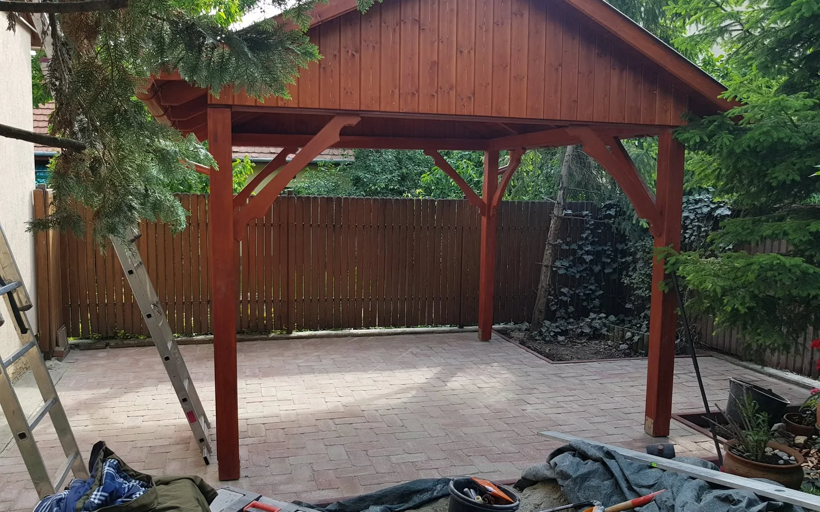Pavillon und Pflasterfläche als Komplettausführung